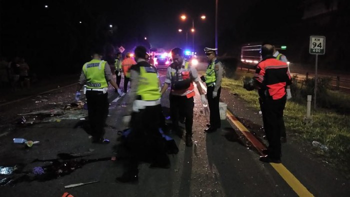 Kecelakaan terjadi di tol Tangerang-Merak tepatnya di KM 94 arah Jakarta. 5 Penumpang bus Antar Lintas Sumatera (ALS) tewas di tempat kejadian.