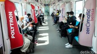 Hanya saja, demi menciptakan social distance di dalam gerbong, jumlah penumpang dalam setiap rangkaian dibatasi. Yakni dari maksimal mampu menampung 1.200 penumpang menjadi hanya 360 orang.