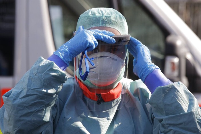 Petugas Medis di Italia Merawat Pasien Corona Italia jadi salah satu negara dengan jumlah kasus COVID-19 yang cukup tinggi di luar China. Petugas medis di negara itu bahu membahu rawat pasien virus corona.