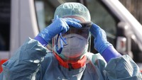 Dengan menggunakan pakaian pelindung khusus serta masker, para petugas medis di Italia bersiap untuk merawat para pasien virus corona di kawasan tersebut. AP Photo/Luca Bruno.
