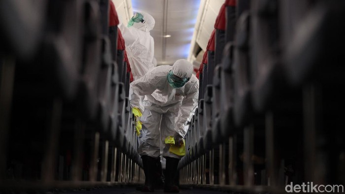 Ketika Pesawat Mandi Disinfektan Maraknya virus corona membuat pelayanan penerbangan ikut menghalau penyebaran dengan operasi disinfeksi lewat cairan disinfektan.
