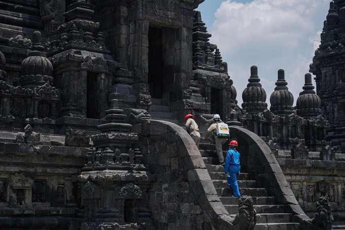 Candi Prambanan Disemprot Disinfektan Petugas Balai Pelestarian Cagar Budaya (BPCB) DIY mulai menyemprotkan cairan disinfektan di kawasan Candi Prambanan, Sleman, Yogyakarta.