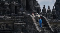 Petugas Balai Pelestarian Cagar Budaya (BPCB) DIY menyemprotkan cairan disinfektan di batuan Candi Prambanan, Sleman, DI Yogyakarta, Selasa (17/3/2020).