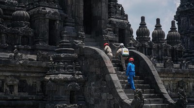 Candi Prambanan Disemprot Disinfektan