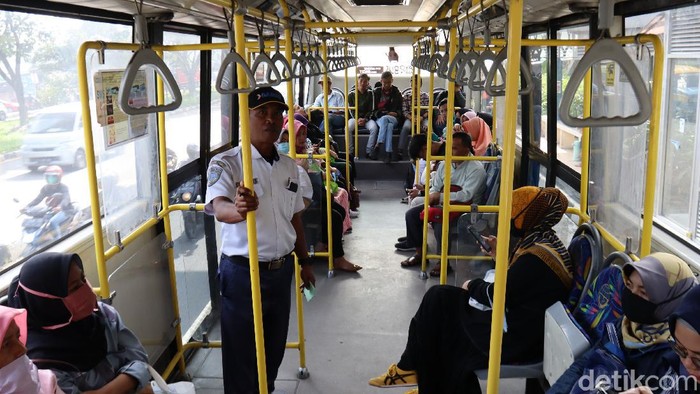Transportasi massal Trans Metro Bandung (TMB) masih beroperasi normal. Walaupun begitu, terjadi penurunan jumlah penumpang.