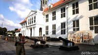 Hanya terlihat beberapa pekerja dan petugas kebersihan yang berlalu-lalang di lokasi.