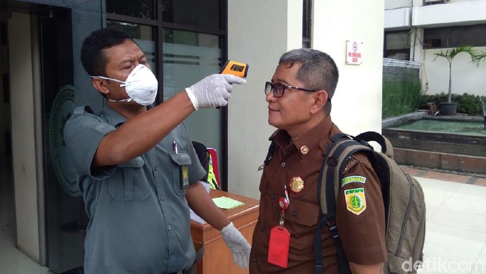 Cek Suhu Tubuh di PN Bandung
