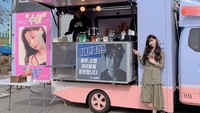 Kerap dikirimi food truck minuman kopi. Nara suka ngopi. Pose ini ia unggah di Instagram pribadinya  memperlihatkan ia sedang melamun dengan secangkir kopi latte dan cake di depannya. Foto: Instagram @hv_nara
