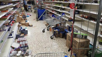 Kekacauan pun terjadi seolah ada bencana besar. Foto: Bored Panda