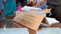 Sebagai alternatif, Disdukcapil mengarahkan warga melakukan pengajuan via online.