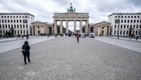 Parizer Platz di Berlin, Jerman, kini tak didatangi wisatawan. Pemerintah setempat meminta warga tetap tinggal di rumah dan menghindari pertemuan publik. (Getty Images)