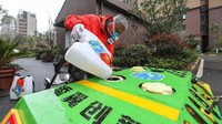 Kota Wuhan, yang menjadi asal muasal penyebaran virus corona, memanfaatkan robot ini untuk membersihkan kota menggunakan disinfektan (AP/Aaron Favila)