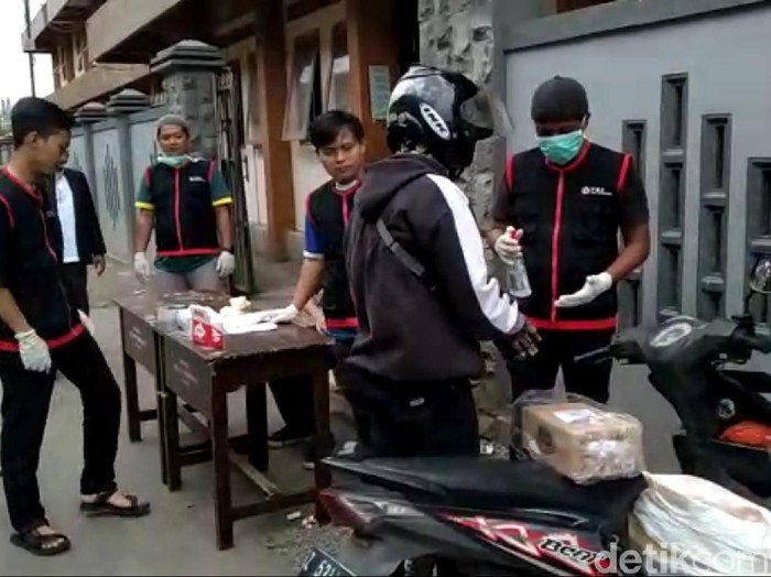 Kegiatan belajar mengajar di pesantren Tasikmalaya tetap berlangsung