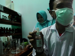 Pelajar SMK di Parepare Ini Racik Hand Sanitizer dan Bagikan ke Warga