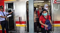 Sejumlah penumpang KRL turun dari kereta untuk melanjutkan perjalanan ke tempat kerja maupun ke tempat tujuan lainnya.