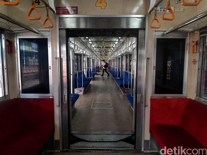 KRL masih menjadi salah satu transportasi publik yang banyak digunakan oleh masyarakat. Aktivitas penumpang KRL di sejumlah stasiun pun tampak normal.