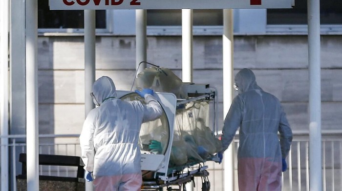 Italia jadi salah satu negara dengan jumlah kasus COVID-19 yang cukup tinggi di luar China. Petugas medis di negara itu bahu membahu rawat pasien virus corona.