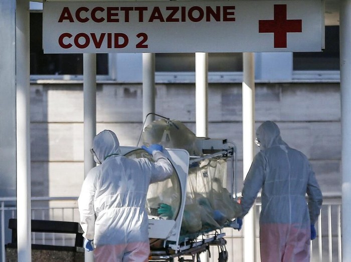 Italia jadi salah satu negara dengan jumlah kasus COVID-19 yang cukup tinggi di luar China. Petugas medis di negara itu bahu membahu rawat pasien virus corona.