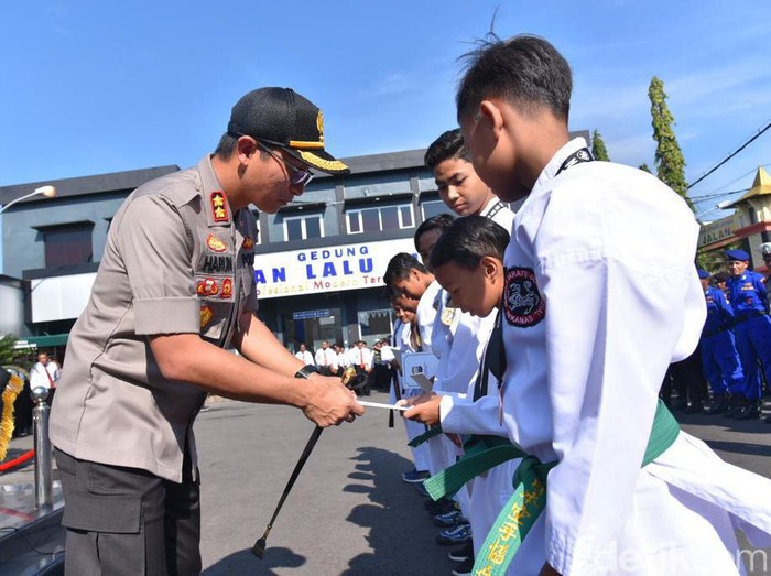 Kapolres Lamongan Beri Reward 28 Anggota Berprestasi