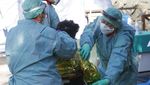 Petugas Medis di Italia Bahu Membahu Merawat Pasien Corona