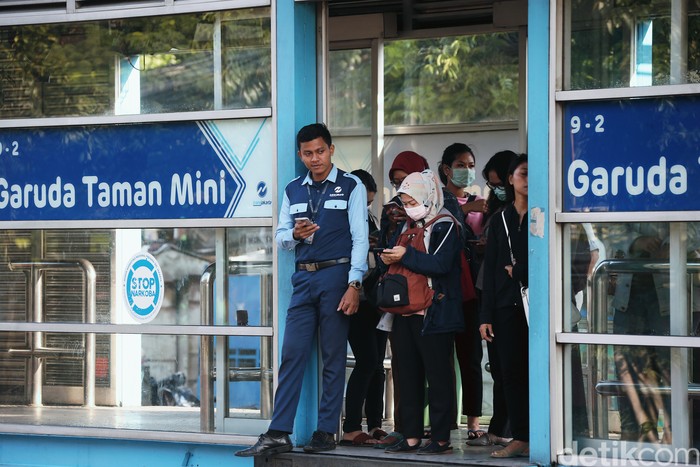 Pelayanan Busway di Terminal Pinang Ranti Kembali Normal PelayananΒ bus TransJakartaΒ reguler di Terminal Pinang Ranti, Jakarta Timur, Selasa (17/3/2020), kembali normal. Setelah sebelumnya sempat terjadi penumpukan penumpang karena pengurangan jam layanan akibat Pandemi Corona.