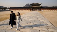 Istana Gyeongbokgung di Korea Selatan juga kehilangan wisatawan. Istana yang populer khususnya bagi pencinta drama Korea ini sebelumnya didatangi banyak wisatawan yang berfoto sambil menggunakan hanbok. (Getty Images)