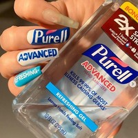 Corona identik dengan hand sanitizer, di mana orang diimbau untuk sering mencuci tangan dan menggunakan produk-produk antibakteri dan antivirus. Nail artist ini pun menghias kuku dengan berbagai logo dari merek hand sanitizer. Foto: Instagram