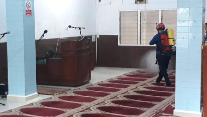 Damkar DKI menyemprotkan disinfektan di masjid dan tempat berkumpul masyarakat untuk cegah Corona