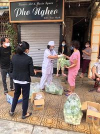 Pemerintah Vietnam Bagikan Makanan Gratis Selama Masa Karantina Virus Corona