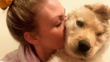 Aardema dan anjing uniknya Rae tinggal di Grand Rapids, Michigan, Amerika Serikat. (@goldenunicornrae/Instagram)