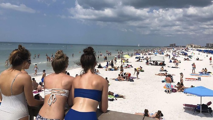 Ada-ada saja ulah Traveler bandel yang tak menghiraukan imbauan untuk social distancing guna mengurangi penyebaran virus Corona. Seperti di Pantai Miami ini yang masih ramai traveler.