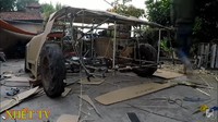 Setelah desain rangka jadi, bagian bodi kemudian dibuat dari kardus yang sudah dipola sebelumnya. Bagian-bagian bodi dari kardus itu kemudian ditempel ke rangka menggunakan lem. Foto: Youtube HET TV