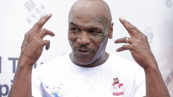 Mike Tyson WALSALL, UNITED KINGDOM - NOVEMBER 18: Former world heavyweight boxing champion Mike Tyson meets up with a pigeon fancier Horace Potts (L), of Bloxwich, Walsall, West Midlands on November 18, 2005 in Walsall, England. Tyson who is well known for his love of pigeons dropped in to the home of pigeon fancier Horace Watts whilst on route to Birmingham, England, for a hotel dinner boxing event. (Photo by Stringer/Getty Images)