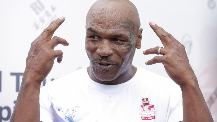 WALSALL, UNITED KINGDOM - NOVEMBER 18:  Former world heavyweight boxing champion Mike Tyson meets up with a pigeon fancier Horace Potts (L), of Bloxwich, Walsall, West Midlands on November 18, 2005 in Walsall, England. Tyson who is well known for his love of pigeons dropped in to the home of pigeon fancier Horace Watts whilst on route to Birmingham, England, for a hotel dinner boxing event.  (Photo by Stringer/Getty Images)