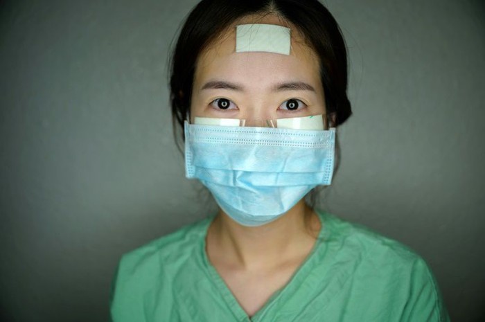 suster virus corona pakai plester luka suster virus corona pakai plester luka