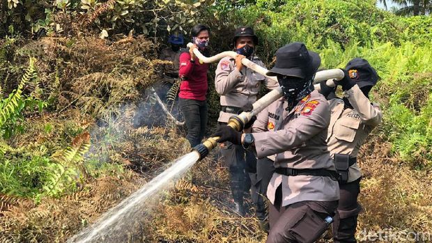 Sepekan Tinggalkan Rumah, 3 Srikandi Polri Ini Padamkan Karhutla di Riau