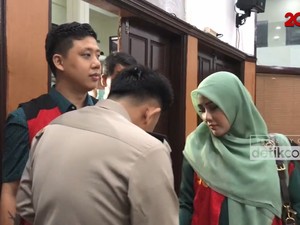 Senyum Rey Utami dan Pablo Benua Hadapi Sidang Tuntutan Ikan Asin