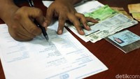 Warga yang datang ke sana beberapa di antaranya mengurus surat surat seperti KTP, KK, hingga perpanjang STNK.