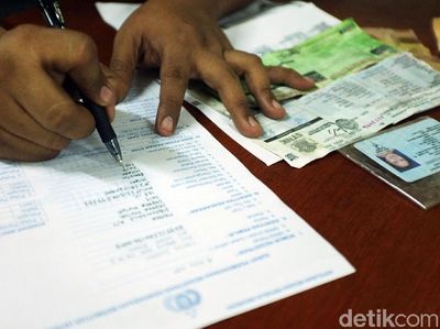 Intip Aktivitas di Samsat Pondok Gede yang Tetap Buka Layani Warga