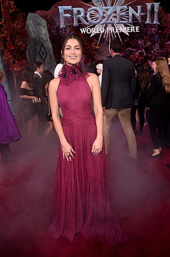 Rachel Matthews adalah salah satu aktris pengisi suara di film Frozen 2. Dia mengisi suara untuk karakter Honeymaren, suku Northuldra yang merupakan teman Elsa. Pada Selasa (17/3/2020), Rachel mengumumkan di Instagram kalau dirinya positif COVID-19. Foto: Getty Images