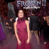 Rachel Matthews adalah salah satu aktris pengisi suara di film Frozen 2. Dia mengisi suara untuk karakter Honeymaren, suku Northuldra yang merupakan teman Elsa. Pada Selasa (17/3/2020), Rachel mengumumkan di Instagram kalau dirinya positif COVID-19. Foto: Getty Images