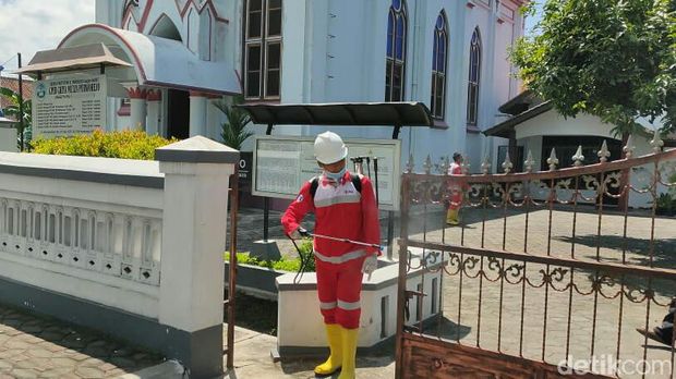 Gereja di Purworejo juga disemprot disinfektan