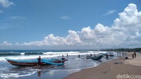 Pantauan detikcom, Selasa (17/3/2020) suasana kawasan wisata pantai Pangandaran relatif sepi dari biasanya. Pantai barat yang biasanya menjadi titik keramaian tampak lengang (Foto: Faizal Amiruddin/detikcom)