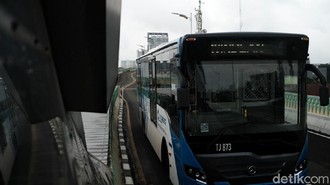 Bus TransJ Jalur Langit Mogok di Ciledug Bikin Macet, Penumpang Jalan Kaki