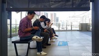 Sejumlah penumpang menunggu kedatangan MRT di Stasiun MRT Fatmawati, Jakarta.