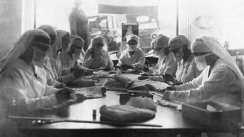 Pekerja di Palang Merah AS juga berusaha melindungi diri. Foto: National Archives