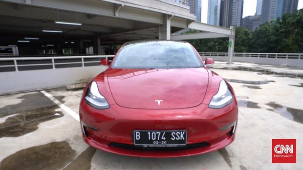 Tesla Model 3 saat dijajal oleh CNNindonesia.com di jalanan ibukota.
