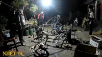 Proses pembuatan Bugatti Chiron misalnya, sekelompok pemuda ini memanfaatkan besi bekas dan bambu untuk dijadikan rangka mobil.  Foto: Youtube HET TV