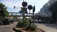 Hal itu dilakukan sebagai salah satu upaya Pemprov DKI Jakarta agar mengurangi kerumunan warga di transportasi publik guna mencegah penyebaran virus Corona.