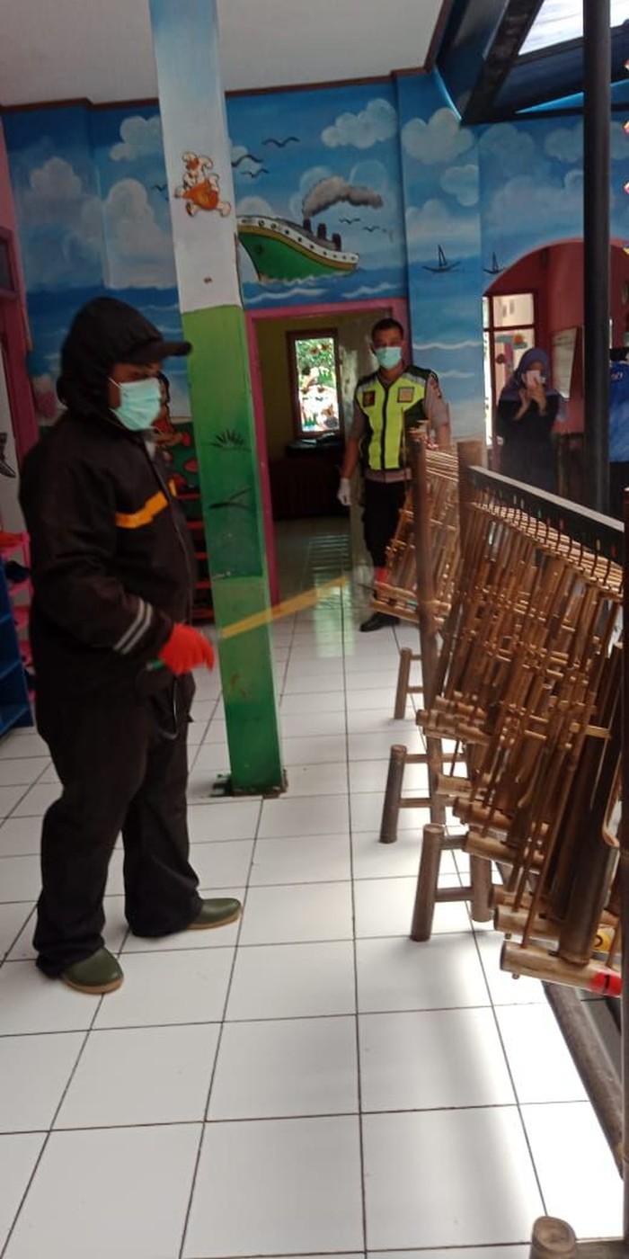 Polresta Bandung melakukan penyemprotan disinfektan di TK binaan